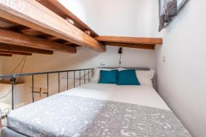 Postel nebo postele na pokoji v ubytování Musician Apartment Colosseo with Piano