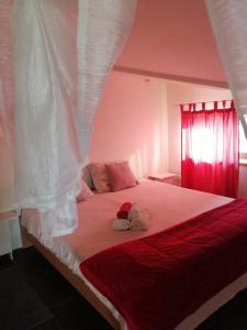- une chambre avec un grand lit et des rideaux rouges dans l'établissement Studio apartment in Funtana with balcony, air conditioning, WiFi, washing machine 4982-2, à Funtana