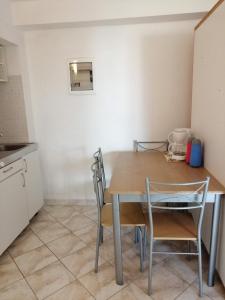cocina con mesa y sillas en una habitación en Studio apartment in Funtana with balcony, air conditioning, WiFi, washing machine 4982-8, en Funtana