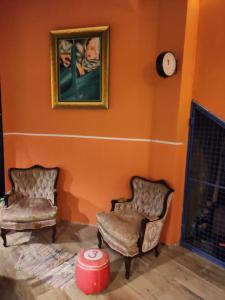 - deux chaises dans le salon avec cheminée dans l'établissement International Hostel Lapplandia B&B., à Vigo