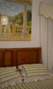 sypialnia z łóżkiem z obrazem na ścianie w obiekcie Casa Mariannina w mieście Maiori