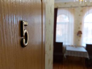 drewniane drzwi z numerem 6 w obiekcie Готель "Монастирський" w mieście Putyvlʼ