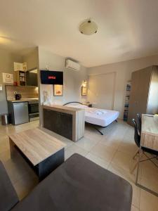 Habitación grande con cama y cocina. en Q luxury rooms Perea center en Perea