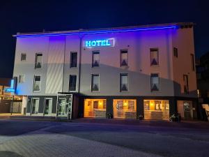 um edifício de hotel com um sinal luminoso em Hotel Come In em Menden