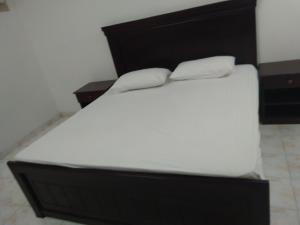 Una cama o camas en una habitación de أبراج للشقق المفروشة