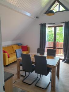 乔尔什滕Apartamenty na Rycerskiej的带桌椅和沙发的客厅
