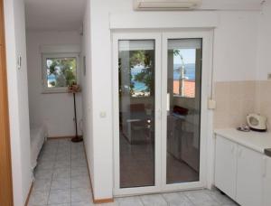 Kuchyňa alebo kuchynka v ubytovaní Studio apartment in Duce with sea view, balcony, air conditioning, WiFi 132-5 + 37 fotografií