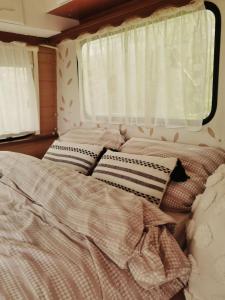 Ein Bett oder Betten in einem Zimmer der Unterkunft Каравана Бохемия