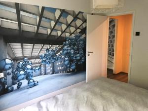 um quarto com uma parede com um quadro em Reiu Apartment em Reiu
