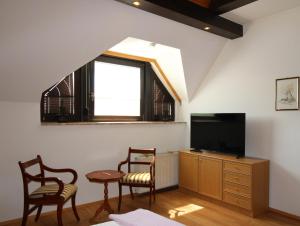 A television and/or entertainment centre at Appartements Panorama Schlössl