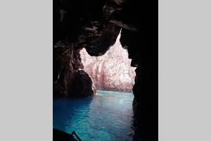 uma caverna com uma piscina azul de água em Buggerru la bomboniera em Buggerru