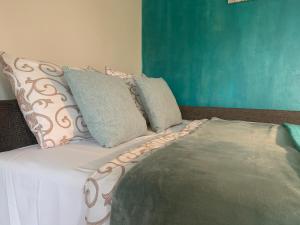 - un lit avec des oreillers et une publicité dans l'établissement Bamboo Apartment, à Jurmala