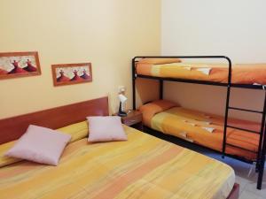 フォンターネ・ビアンケにあるLa Sorgenteの二段ベッド2組が備わるドミトリールームのベッド2台分です。