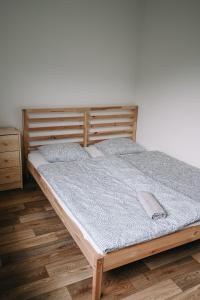 Postel nebo postele na pokoji v ubytování Apartmány u kostela v přízemí