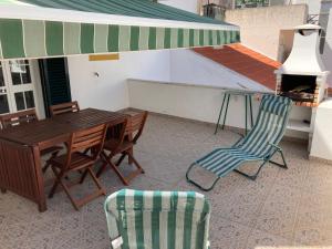 un patio con tavolo e sedie sul balcone. di Alvor Apartments - Center and Beach ad Alvor