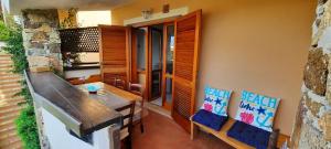 jadalnia z drewnianym stołem i krzesłami w obiekcie Smeralda Wave - Sea View Apartment w mieście Porto Rotondo +34 zdjęcia