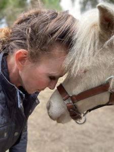 Kanak-kanak yang menginap di The Pony Experience; Glamping with Private Petting Zoo