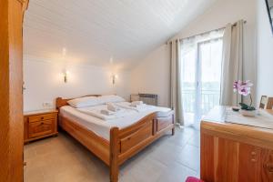 sypialnia z dużym łóżkiem i oknem w obiekcie Bed & Breakfast Maki w Biogradzie na Moru