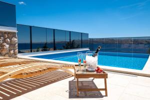 Bazén v ubytovaní Apartments Matea with Pool and sea view alebo v jeho blízkosti