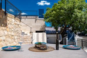 Balkón alebo terasa v ubytovaní Apartments Matea with Pool and sea view
