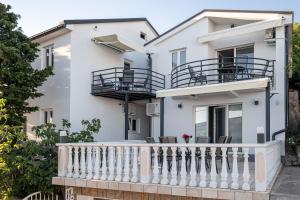 Balkón alebo terasa v ubytovaní Apartments Matea with Pool and sea view