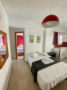 1 dormitorio con 1 cama y luz roja en Gardenia studios, en Nydri