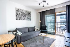 sala de estar con sofá y mesa en VipWarsawApartments Onyx Mennica Residence, en Varsovia