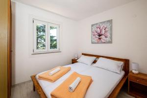 Posteľ alebo postele v izbe v ubytovaní Apartments Matea with Pool and sea view + 37 fotografií