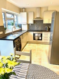 A cozinha ou cozinha compacta de A beautiful modern home close to Central London