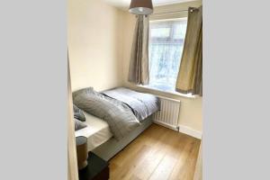 Cama o camas de una habitación en A beautiful modern home close to Central London
