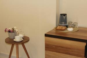 Příslušenství pro přípravu čaje a kávy v ubytování Horizons Hotel Rooms