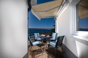 Posedenie v ubytovaní Apartments Matea with Pool and sea view