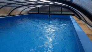 Piscina a Király Apartman o a prop