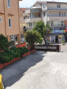 un aparcamiento vacío frente a un edificio en Apartments Boreta II, en Budva