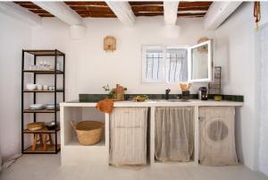 a white kitchen with a sink and a window at Vieil Antibes, plage de sable, avec parking in Antibes