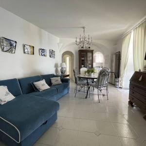 sala de estar con sofá azul y mesa en Villa Anna, en Maiori