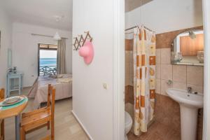 Koupelna v ubytování Spiros and Polyxeni Apartments Afionas