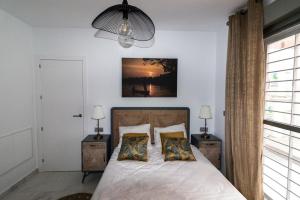 Ένα ή περισσότερα κρεβάτια σε δωμάτιο στο LUXURY 3 BED, 2 BATH DETACHED VILLA, PRIME LOCATION, ONLY 400 MTRS TO THE BEACH +39 φωτογραφίες