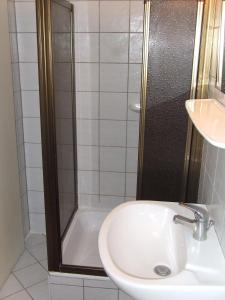 a bathroom with a sink and a shower at Prima Pihenő in Miskolctapolca