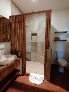 un bagno con doccia e WC di Casa Mech a Isola Holbox