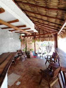 una stanza con sedie, tavolo e soffitto di Casa Mech a Isola Holbox