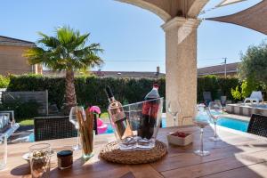Nápoje v ubytování Villa Deidière 6pers/piscine/pétanque/clim