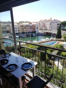 Foto da galeria de Appartement Studio cap d'agde avec vue port et piscine em Cap d'Agde