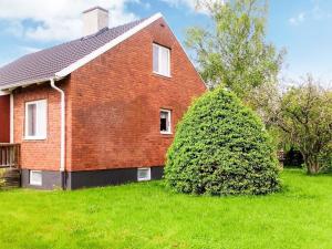 6 person holiday home in VARA tesisinin dışında bir bahçe