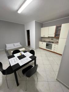 um quarto com uma mesa e cadeiras e uma cozinha em IL QUADRIFOGLIO intero appartamento centro città em Villa San Giovanni