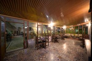 Adelya Cave Hotel في غوريمِ: غرفة مع طاولات وكراسي في مبنى