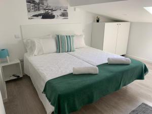 1 dormitorio con 1 cama con 2 almohadas en Mar à Vista Guest House, en Póvoa de Varzim