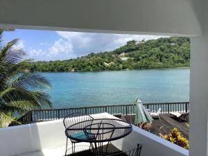 un balcón con vistas a un cuerpo de agua en Ridge Bay Chateau en Port Antonio