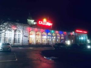 ein Gebäude mit einem Casino-Schild am Abend in der Unterkunft Maison de Campagne classée 3* Gites de France avec SPANAGE extérieure in They-sous-Montfort