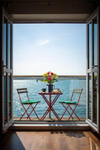 un tavolo e sedie su un balcone con vista sull'oceano di Rock Quay a Killyleagh